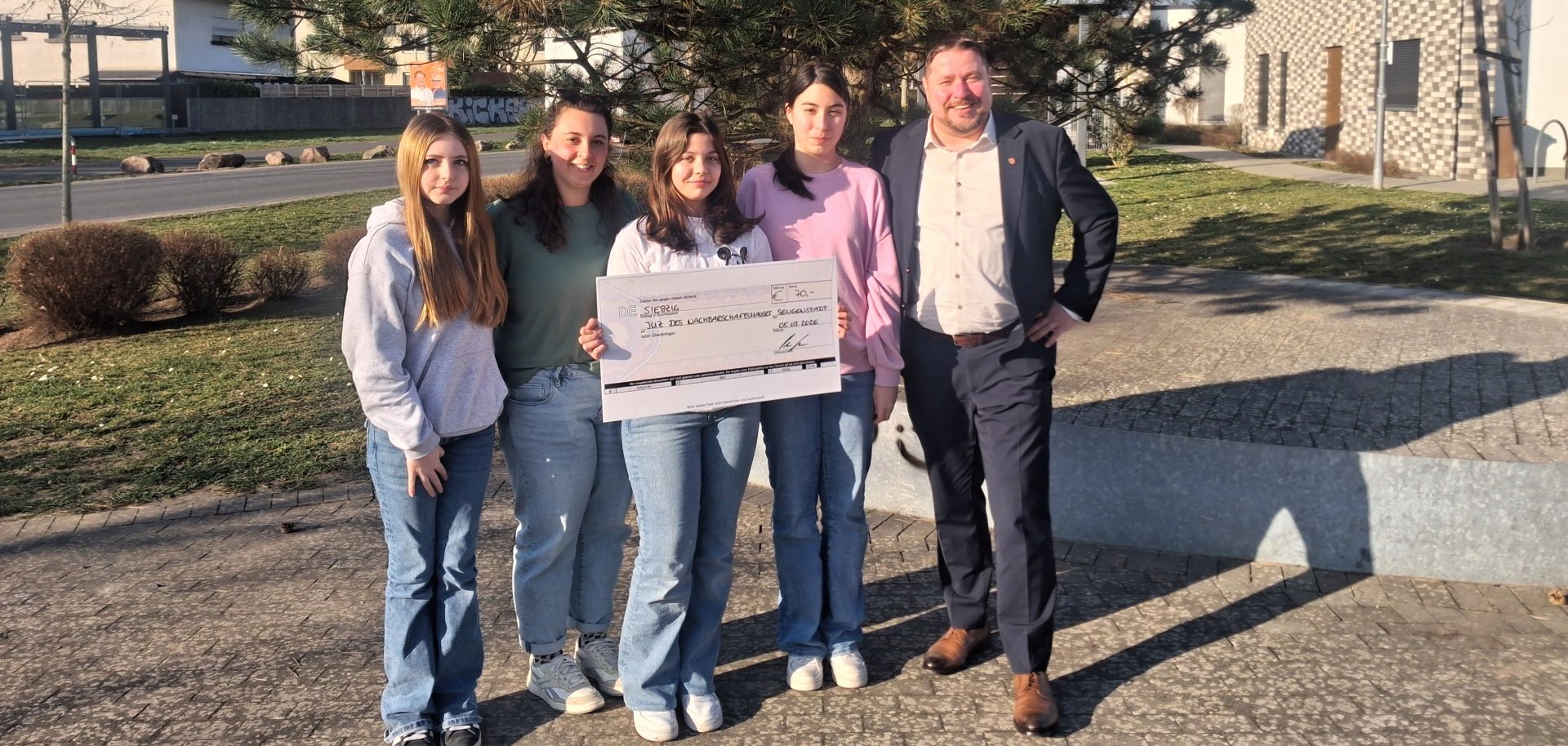 Stadtrat Oliver Steidl und Julia Sauer mit Juz-Kindern bei der Scheckübergabe
