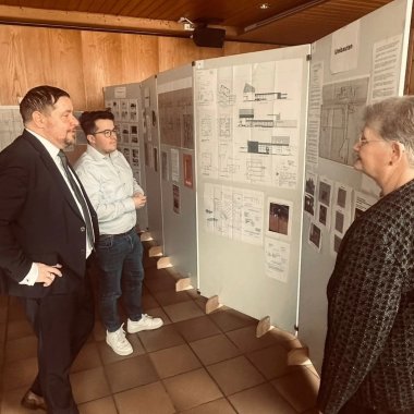 Stadtrat Steidl bei der Ausstellung