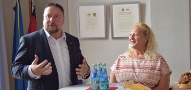 Stadtrat Steidl bei der Beglückwünschung