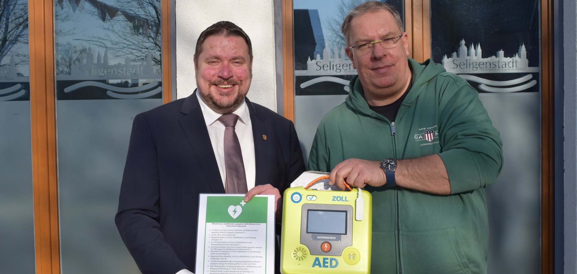 Stadtrat Steidl mit Hausleiter Gerrit Kratz mit dem neuen Defi