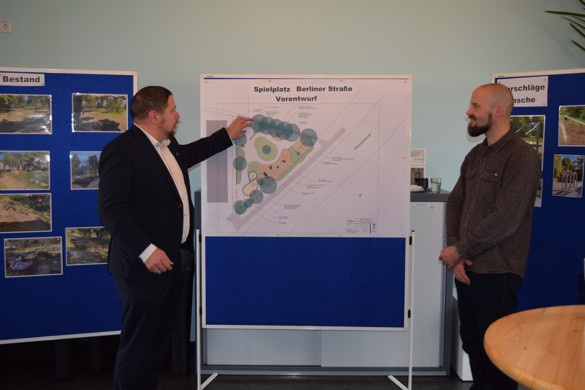 Stadtrat Steidl und Daniel Knop bei der Präsentation