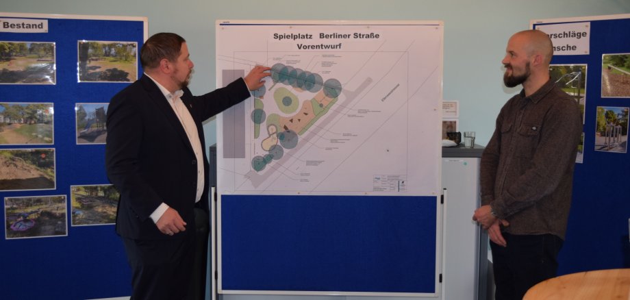 Stadtrat Steidl und Daniel Knop bei der Präsentation