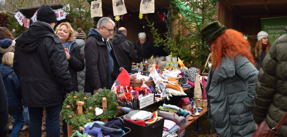 Handwerkskunst am Stand des Tierschutzvereins