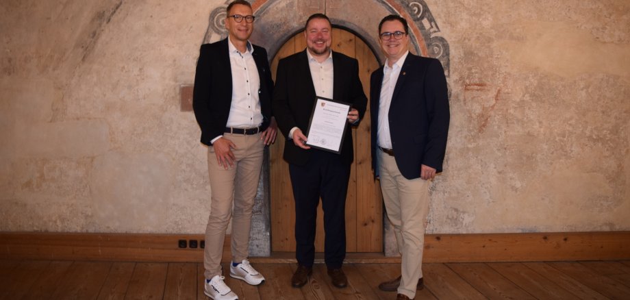 Standesamtsleiter Lange, Standesbeamter Steidl mit Bestellungsurkunde, Bürgermeister Dr. Bastian im Romanischen Haus
