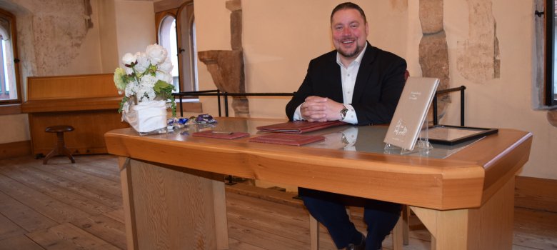 Standesbeamter Steidl im Trausaal
