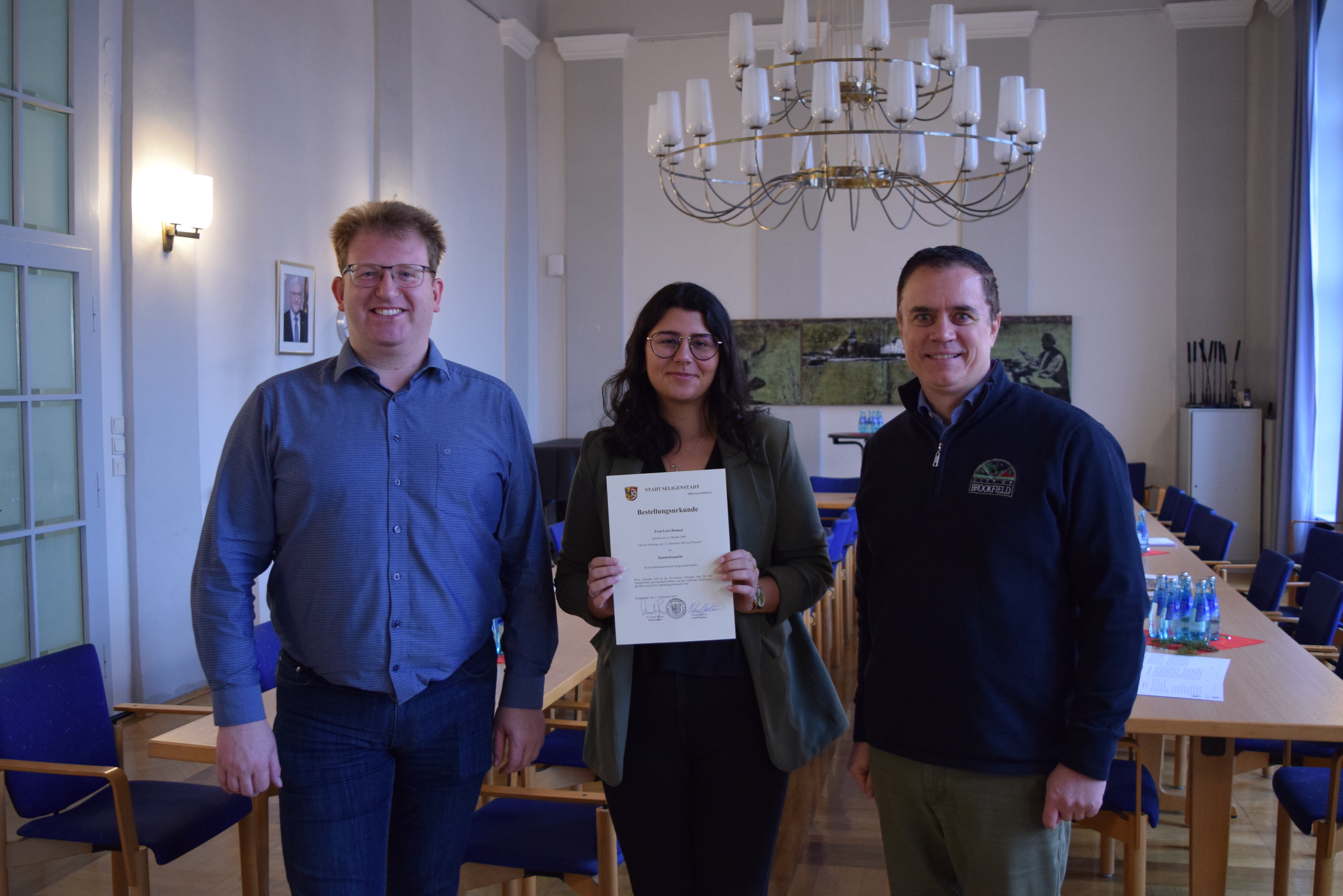 Auf dem Foto von links: Erster Stadtrat Michael Gerheim, Standesbeamtin Lara Bennen und Bürgermeister Dr. Daniell Bastian