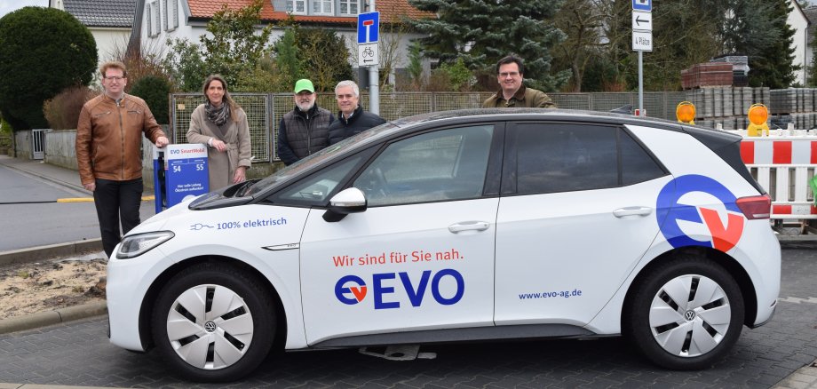 von links nach rechts: Erster Stadtrat Michael Gerheim, Eva-Maria Grimm-Rauschenberger (Schneider Electric GmbH), Burkard Zahn (Schneider Electric GmbH), Bürgermeister Dr. Daniell Bastian, EVO-Vorstandsvorsitzender Dr. Christoph Meier