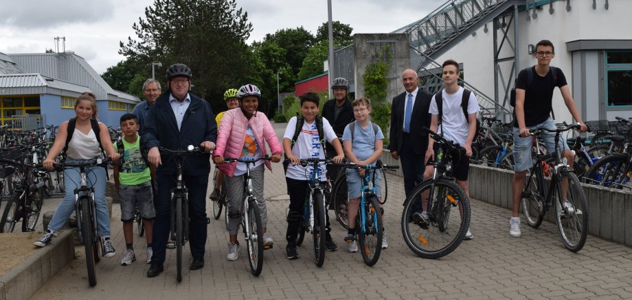 Harald Classen, Beauftragter für Verkehrserziehung, Einhardschule, Erster Stadtrat Michael Gerheim, Michael Hollerbach, ADFC, Eberhard Weinrich, ADFC, Dieter Herr, Schulleiter Einhardschule sowie Schülerinnen und Schüler