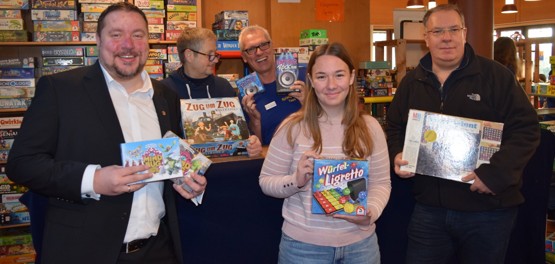 Stadtrat Steidl, Claus Ost, Steffen Wallraff, städtische Auszubildende Anna Wurzel, Nachbarschaftshausleiter Gerrit Kratz