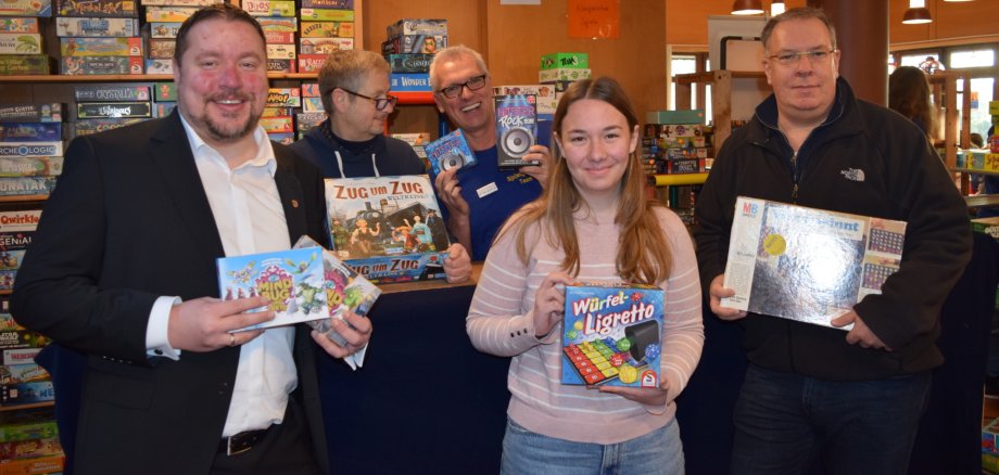 Stadtrat Steidl, Claus Ost, Steffen Wallraff, städtische Auszubildende Anna Wurzel, Nachbarschaftshausleiter Gerrit Kratz Stadtrat Steidl, Claus Ost, Steffen Wallraff, städtische Auszubildende Anna Wurzel, Nachbarschaftshausleiter Gerrit Kratz