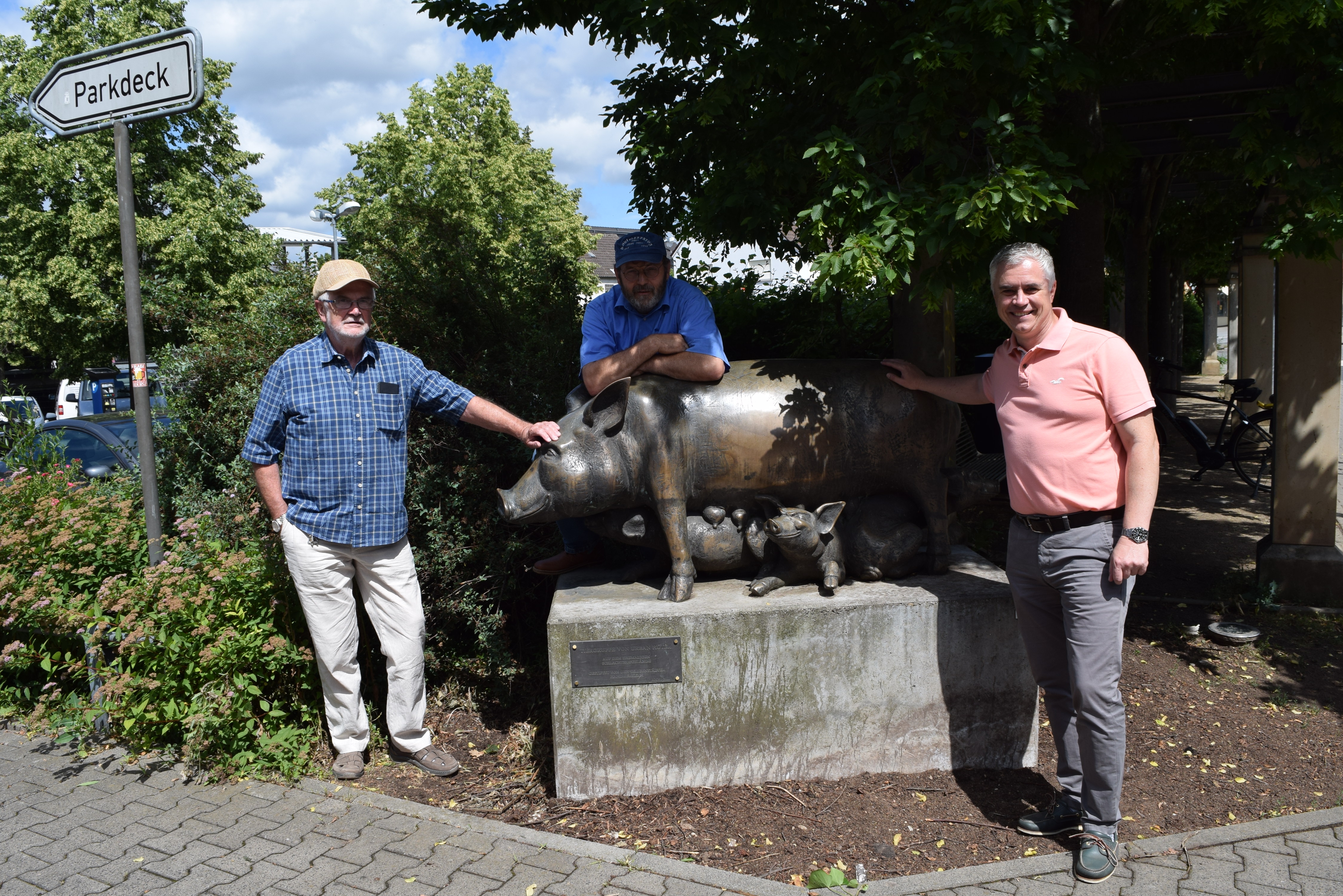 Auf dem Foto v.l.n.r.: Lothar Hillgärtner, Stephan Sprey, Bürgermeister Dr. Daniell Bastian
Auf dem Foto v.l.n.r.: Lothar Hillgärtner, Stephan Sprey, Bürgermeister Dr. Daniell Bastian