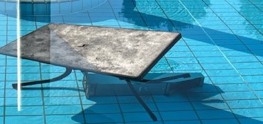 Becken mit Tisch und Aschenbecher