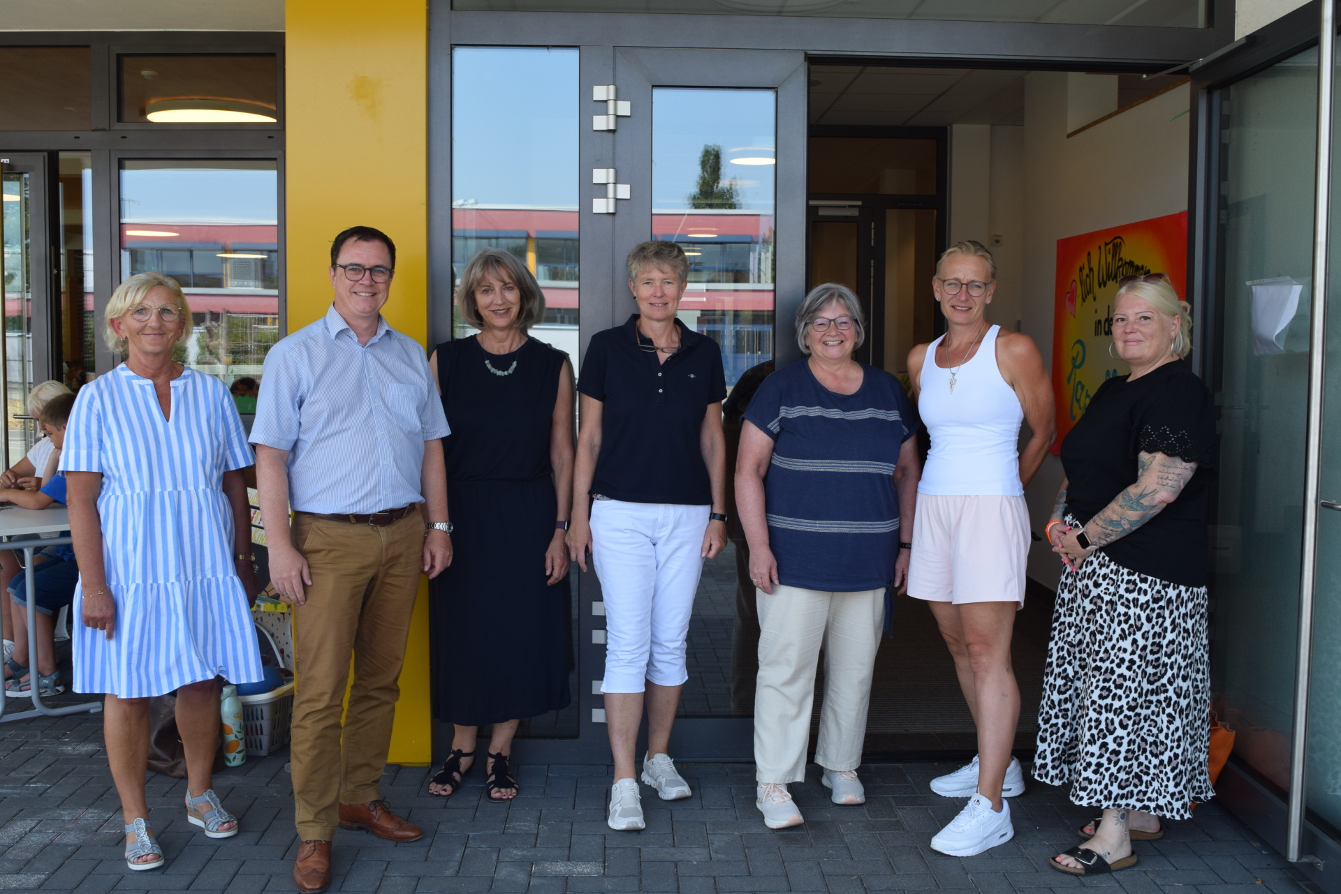 Auf dem Foto von links: Petra Merget (Geschäftsführerin GiP gGmbH), Bürgermeister Dr. Daniell Bastian, Iris Knies (Amtsleitung Kinder, Senioren, Sport und Kultur), Ute Simon (Schulleiterin Emmaschule), Sabine Katta (Leitung Grundschulbetreuung Konrad-Adenauer-Schule), Daniela Florian (Stv. Leitung Grundschulbetreuung Konrad-Adenauer-Schule) sowie Heike Rachor (Leitung Grundschulbetreuung Emmaschule Auf dem Foto von links: Petra Merget (Geschäftsführerin GiP gGmbH), Bürgermeister Dr. Daniell Bastian, Iris Knies (Amtsleitung Kinder, Senioren, Sport und Kultur), Ute Simon (Schulleiterin Emmaschule), Sabine Katta (Leitung Grundschulbetreuung Konrad-Adenauer-Schule), Daniela Florian (Stv. Leitung Grundschulbetreuung Konrad-Adenauer-Schule) sowie Heike Rachor (Leitung Grundschulbetreuung Emmaschule