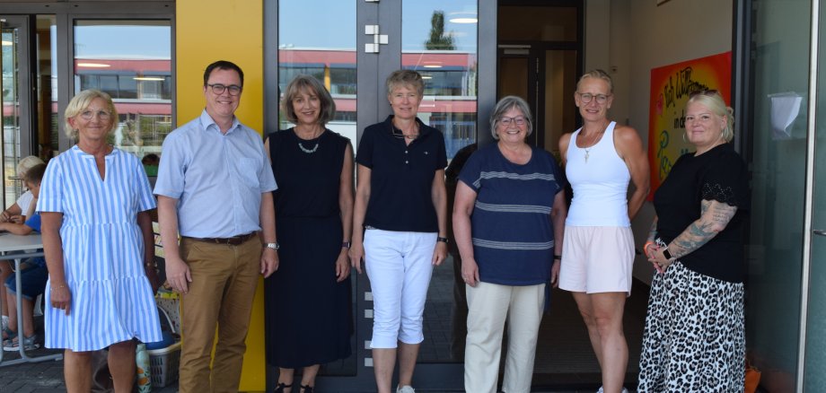 Auf dem Foto von links: Petra Merget (Geschäftsführerin GiP gGmbH), Bürgermeister Dr. Daniell Bastian, Iris Knies (Amtsleitung Kinder, Senioren, Sport und Kultur), Ute Simon (Schulleiterin Emmaschule), Sabine Katta (Leitung Grundschulbetreuung Konrad-Adenauer-Schule), Daniela Florian (Stv. Leitung Grundschulbetreuung Konrad-Adenauer-Schule) sowie Heike Rachor (Leitung Grundschulbetreuung Emmaschule