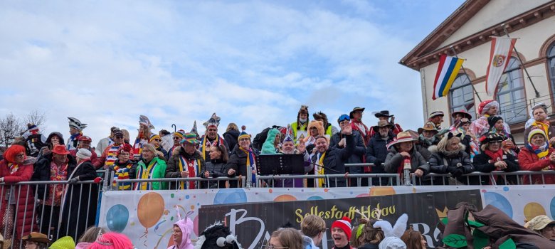 Bürgermeister Dr. Daniell Bastian und Erster Stadtrat Oliver Steidl mit geladenen Gästen auf der Ehrentribüne