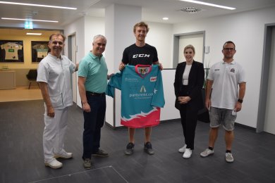 von links nach rechts: Dr. Nikos Stergiou (Chefarzt und einer der Teamärzte), Bürgermeister Dr. Daniell Bastian, Eishockeyprofi Reid McNeill, Stefanie Renner (Vertreterin der Geschäftsführung), Dr. Edmund von Werner (Teamarzt).
von links nach rechts: Dr. Nikos Stergiou (Chefarzt und einer der Teamärzte), Bürgermeister Dr. Daniell Bastian, Eishockeyprofi Reid McNeill, Stefanie Renner (Vertreterin der Geschäftsführung), Dr. Edmund von Werner (Teamarzt).