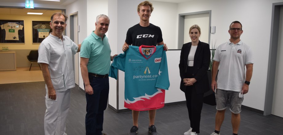 von links nach rechts: Dr. Nikos Stergiou (Chefarzt und einer der Teamärzte), Bürgermeister Dr. Daniell Bastian, Eishockeyprofi Reid McNeill, Stefanie Renner (Vertreterin der Geschäftsführung), Dr. Edmund von Werner (Teamarzt).  