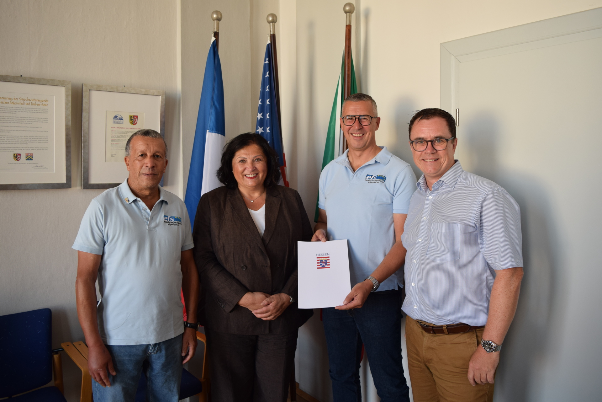 Auf dem Foto von links: Ali Mediouni (efs), Karin Müller (Staatssekretärin für Bundes- und Europaangelegenheiten), Thorsten Bonifer (efs) und Bürgermeister Dr. Daniell Bastian Auf dem Foto von links: Ali Mediouni (efs), Karin Müller (Staatssekretärin für Bundes- und Europaangelegenheiten), Thorsten Bonifer (efs) und Bürgermeister Dr. Daniell Bastian