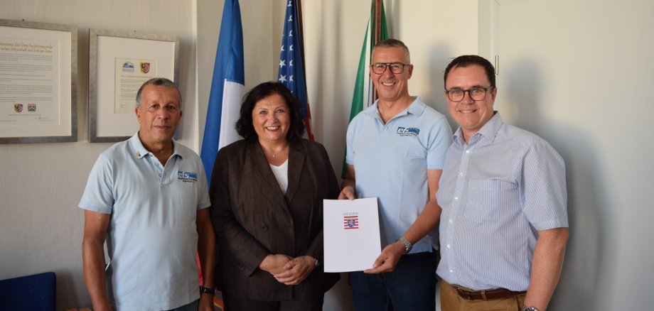 Auf dem Foto von links: Ali Mediouni (efs), Karin Müller (Staatssekretärin für Bundes- und Europaangelegenheiten), Thorsten Bonifer (efs) und Bürgermeister Dr. Daniell Bastian