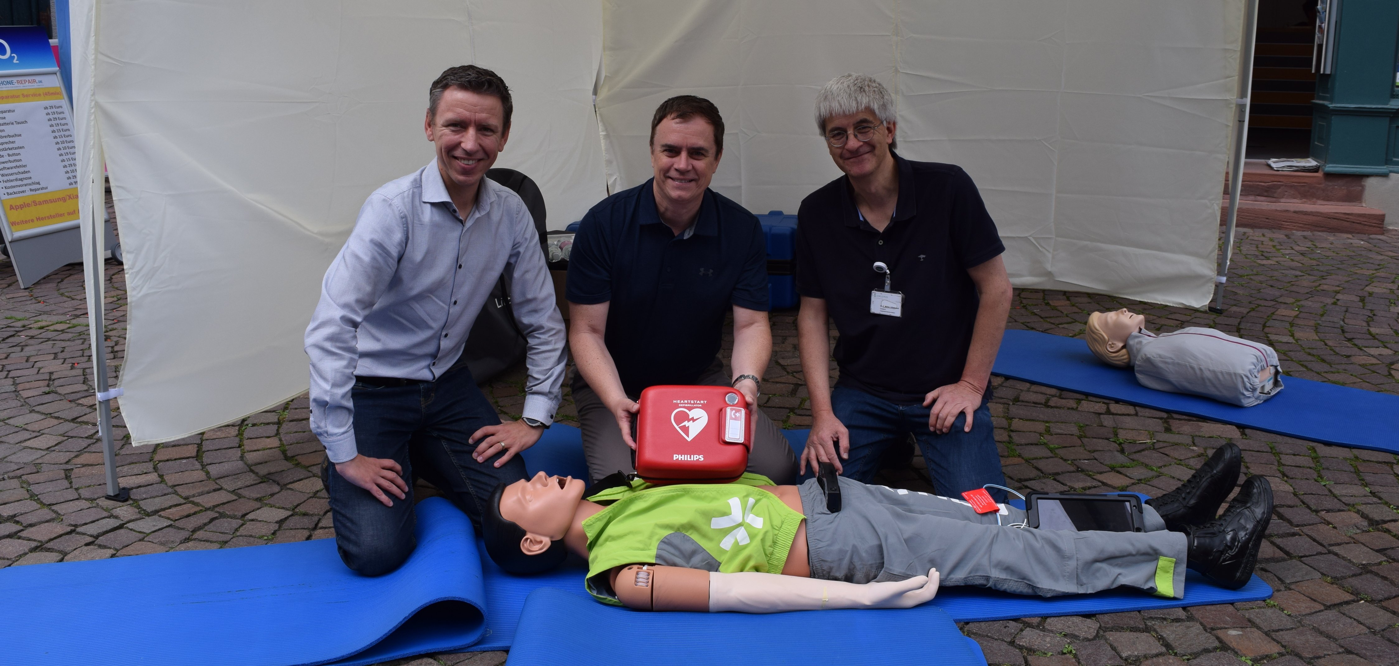 Auf dem Foto von links: Asklepios-Geschäftsführer Uwe Jansen, Bürgermeister Dr. Daniell Bastian und Dr. Frank Müller-Hillebrand, Chefarzt der Anästhesie und Intensivmedizin.