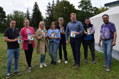 Auf dem Foto von links: Bürgermeister Dr. Daniell Bastian, Sonja Roggenhofer (Rektorin Konrad-Adenauer-Schule), Yvonne Bayer (Konrektorin Walinusschule), Elena Weiß (Konrektorin Konrad-Adenauer-Schule), Ute Simon (Rektorin Emmaschule), Erster Stadtrat Michael Gerheim, Katrin Nietgen (Kinder- und Jugendbüro) und Tom Heilos (Amtsleiter Soziale Infrastruktur) Auf dem Foto von links: Bürgermeister Dr. Daniell Bastian, Sonja Roggenhofer (Rektorin Konrad-Adenauer-Schule), Yvonne Bayer (Konrektorin Walinusschule), Elena Weiß (Konrektorin Konrad-Adenauer-Schule), Ute Simon (Rektorin Emmaschule), Erster Stadtrat Michael Gerheim, Katrin Nietgen (Kinder- und Jugendbüro) und Tom Heilos (Amtsleiter Soziale Infrastruktur)