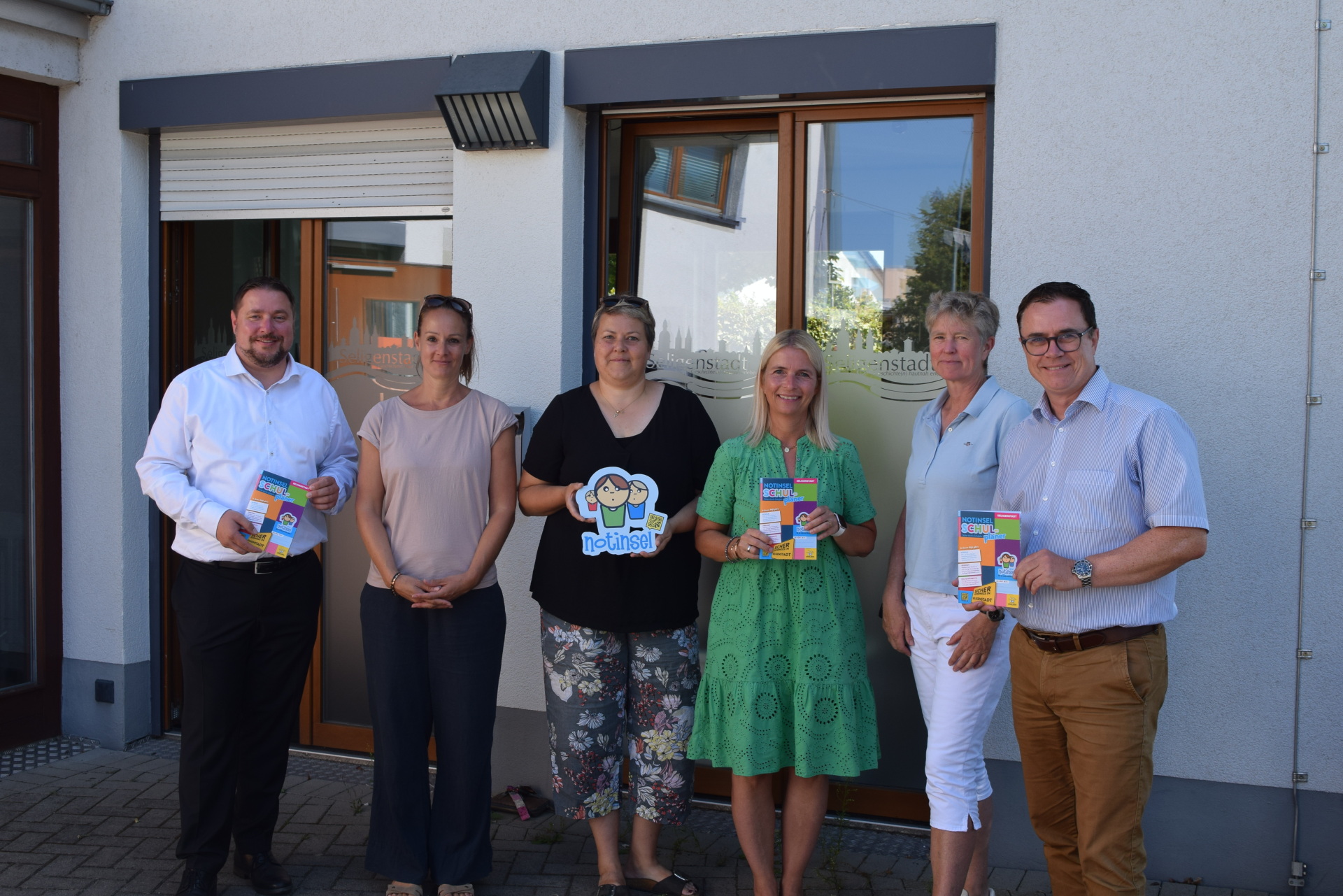 Auf dem Foto von links: Erster Stadtrat Oliver Steidl, Jessica Halbritter (Öffentlichkeitsarbeit Stadt Seligenstadt), Yvonne Baier (Rektorin Walinusschule), Christiane Koch (2. Stllv. Schulleitung Don-Bosco-Schule), Ute Simon (Rektorin Emmaschule) und Bürgermeister Dr. Daniell Bastian. Terminlich verhindert war die Leitung der Konrad-Adenauer-Schule.