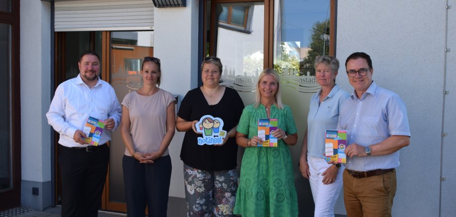 Auf dem Foto von links: Erster Stadtrat Oliver Steidl, Jessica Halbritter (Öffentlichkeitsarbeit Stadt Seligenstadt), Yvonne Baier (Rektorin Walinusschule), Christiane Koch (2. Stllv. Schulleitung Don-Bosco-Schule), Ute Simon (Rektorin Emmaschule) und Bürgermeister Dr. Daniell Bastian. Terminlich verhindert war die Leitung der Konrad-Adenauer-Schule.