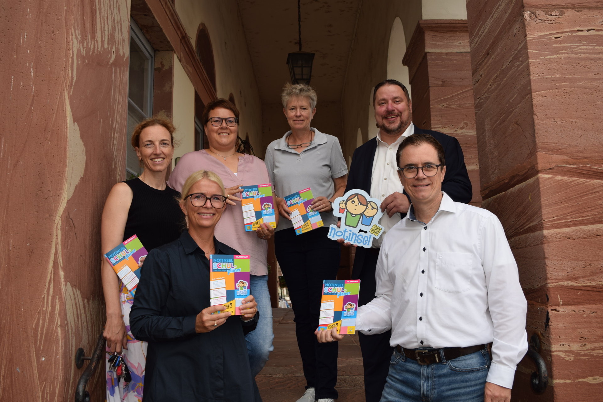 Auf dem Foto vorne: Yvonne Baier (Rektorin Walinusschule) und Bürgermeister Dr. Daniell Bastian; hinten von links: Sonja Roggenhofer (Rektorin Konrad Adenauer-Schule), Christiane Koch (2. Stllv. Schulleitung Don-Bosco-Schule), Ute Simon (Rektorin Emmaschule) und Erster Stadtrat Oliver Steidl.