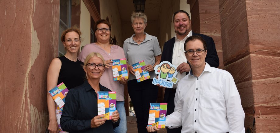 Auf dem Foto vorne: Yvonne Baier (Rektorin Walinusschule) und Bürgermeister Dr. Daniell Bastian; hinten von links: Sonja Roggenhofer (Rektorin Konrad Adenauer-Schule), Christiane Koch (2. Stllv. Schulleitung Don-Bosco-Schule), Ute Simon (Rektorin Emmaschule) und Erster Stadtrat Oliver Steidl. Auf dem Foto vorne: Yvonne Baier (Rektorin Walinusschule) und Bürgermeister Dr. Daniell Bastian; hinten von links: Sonja Roggenhofer (Rektorin Konrad Adenauer-Schule), Christiane Koch (2. Stllv. Schulleitung Don-Bosco-Schule), Ute Simon (Rektorin Emmaschule) und Erster Stadtrat Oliver Steidl.