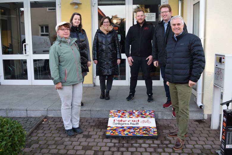 von links nach rechts: Elke Schmitt, Tanja Frisch, Anke van den Bergh (alle AK Rampenbau), Christian Gerheim (Inhaber des Fahrradgeschäfts), Erster Stadtrat Michael Gerheim, Bürgermeister Dr. Daniell Bastian       