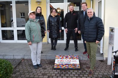 von links nach rechts: Elke Schmitt, Tanja Frisch, Anke van den Bergh (alle AK Rampenbau), Christian Gerheim (Inhaber des Fahrradgeschäfts), Erster Stadtrat Michael Gerheim, Bürgermeister Dr. Daniell Bastian
von links nach rechts: Elke Schmitt, Tanja Frisch, Anke van den Bergh (alle AK Rampenbau), Christian Gerheim (Inhaber des Fahrradgeschäfts), Erster Stadtrat Michael Gerheim, Bürgermeister Dr. Daniell Bastian
