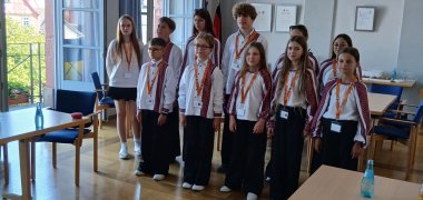 Ukrainische Kinder singen Friedenslied im Großen Sitzungssaal