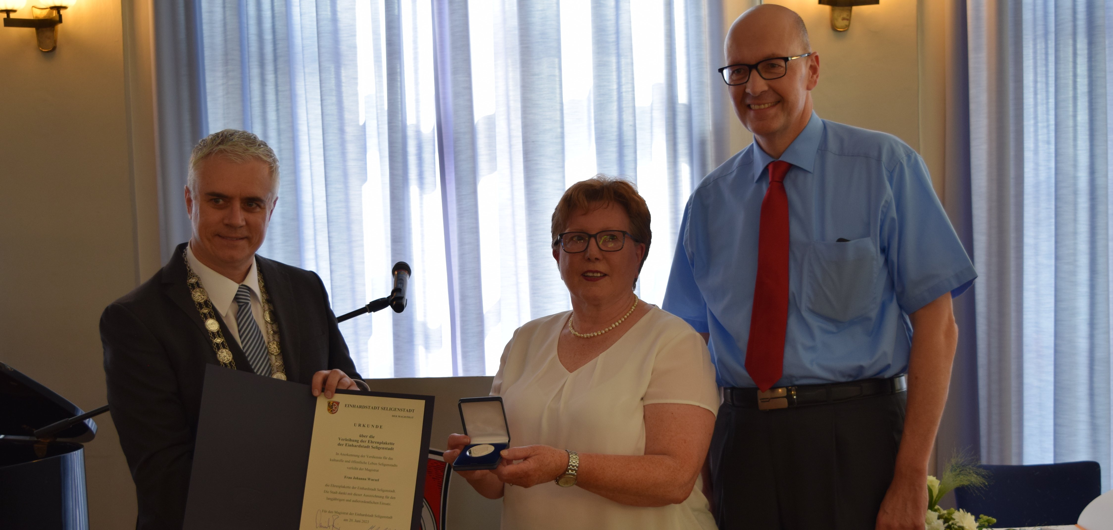 Auf dem Foto von links: Bürgermeister Dr. Daniell Bastian, Johanna Wurzel und Stadtverordnetenvorsteher Dr. Richard Georgi