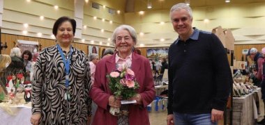 Im Rahmen der Eröffnung des Hobbykünstlermarktes bedankte sich Bürgermeister Dr. Daniell Bastian (rechts) bei Rosi Albert (Mitte), die das Zepter an Silvia Mühlhauser (links) abgegeben hat.