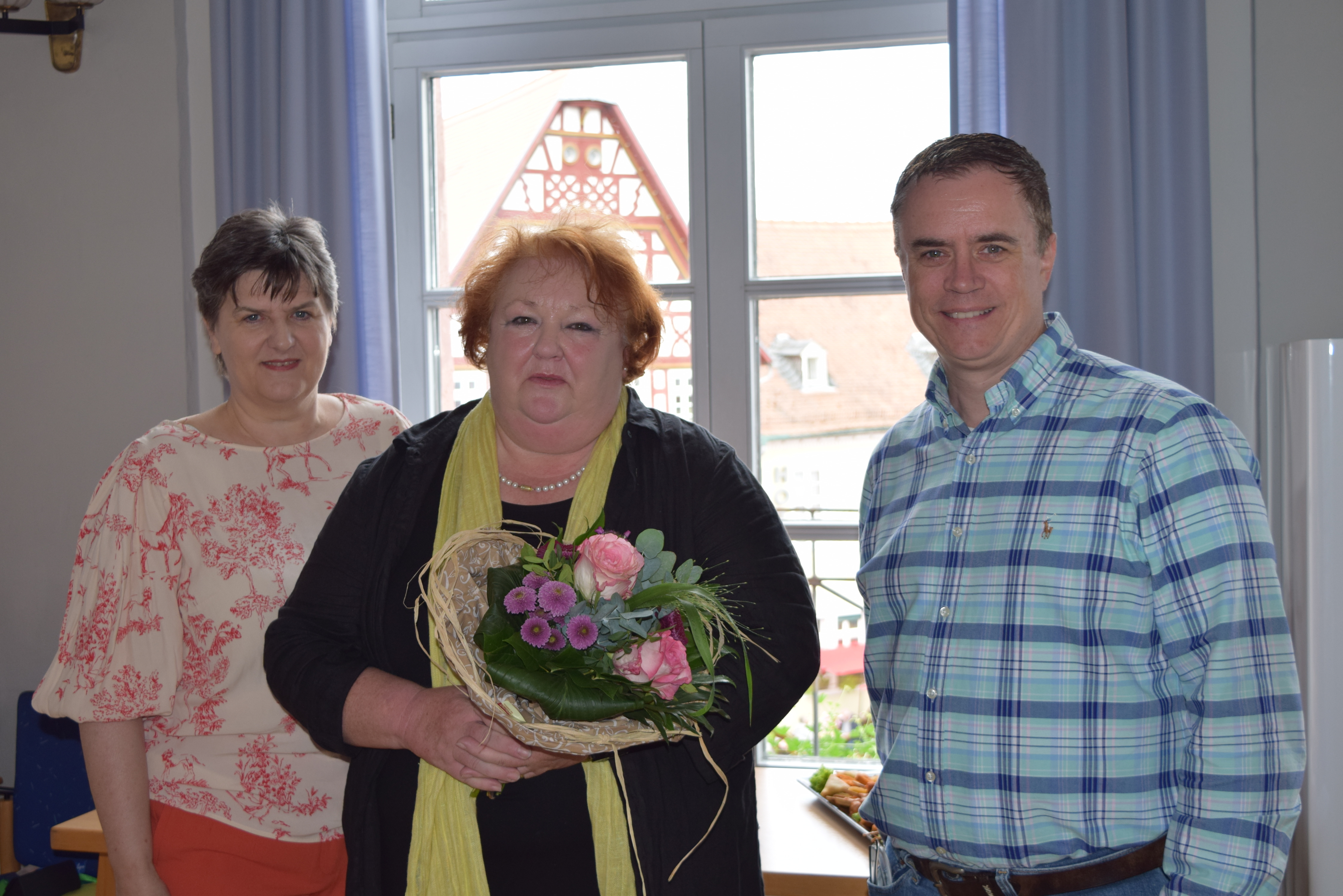 Auf dem Foto von links: Personalratsvorsitzende Traudel Kramer, Lucie Post und Bürgermeister Dr. Daniell Bastian