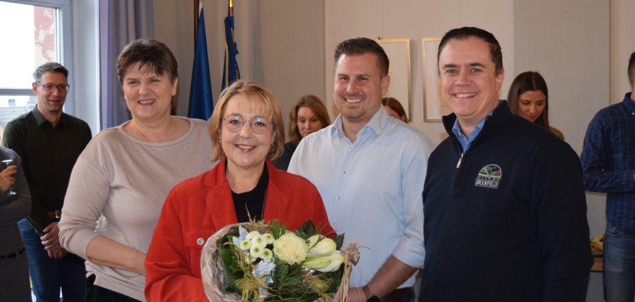 Auf dem Foto von links: Personalratsvorsitzende Traudel Kramer, Hilde Daube, Bauamtsleiter Daniel Brauneis und Bürgermeister Dr. Daniell Bastian