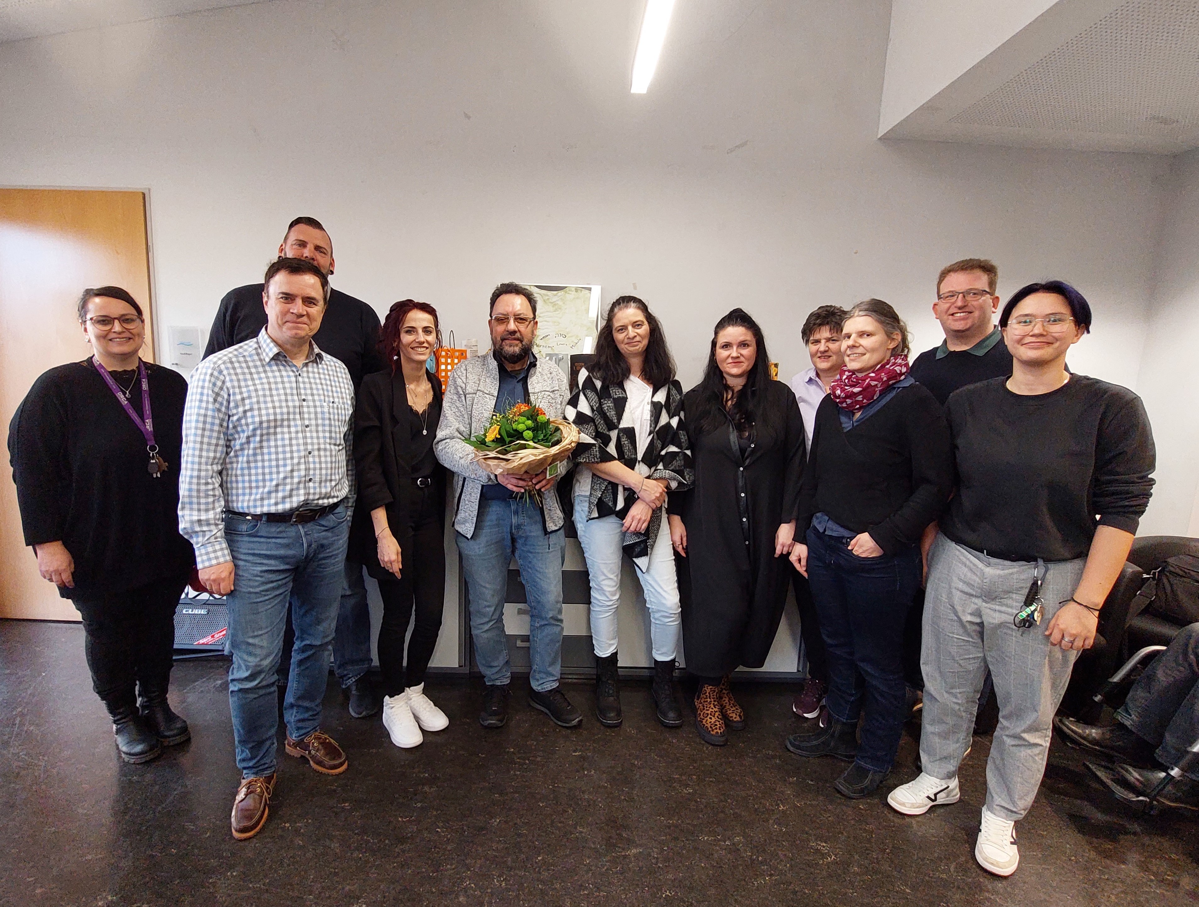 Auf dem Foto: Tom Heilos mit Bürgermeister Dr. Daniell Bastian und Ersten Stadtrat Michael Gerheim im Kreise der Amtskolleginnen und Kollegen