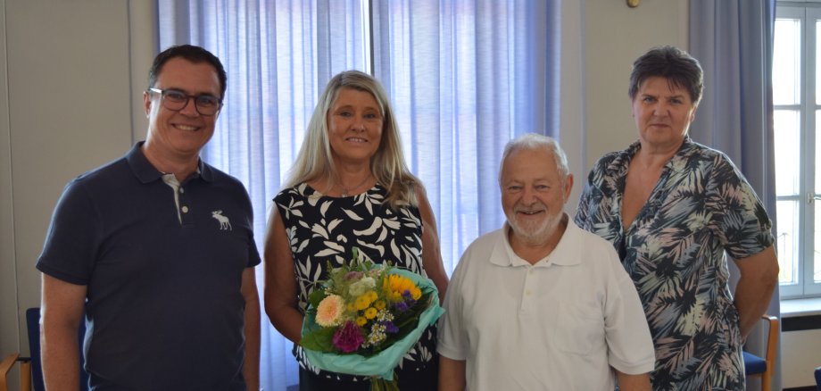 Auf dem Foto von links: Bürgermeister Dr. Daniell Bastian, Ute Müller, der ehemalige Erste Stadtrat Hartmut Wurzel und Personalratsvorsitzende Traudel Kramer