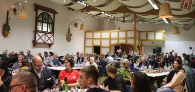 Treffen der Vereine in der Heimatbundhalle Treffen der Vereine in der Heimatbundhalle