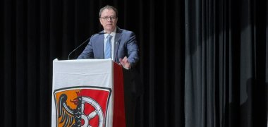 Bürgermeister Dr. Daniell Bastian begrüßt die zahlreichen Gäste