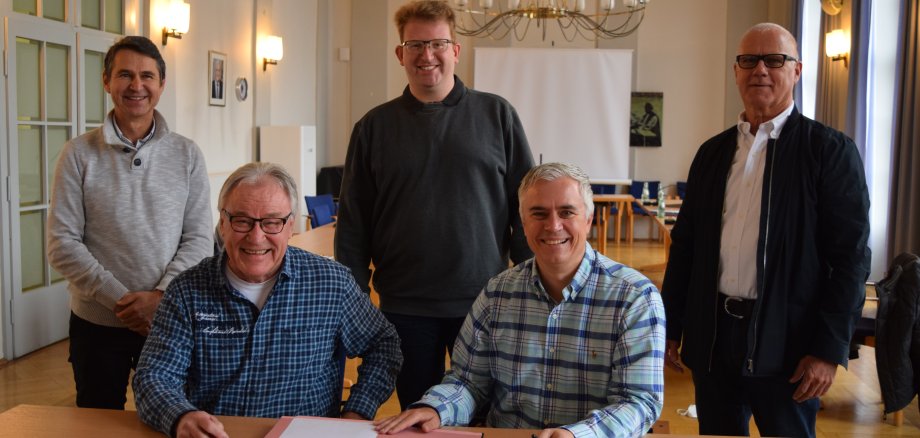 von links nach rechts: Ralf Mutschke (2. Vorsitzender des geschäftsführenden Vorstands der TGS), Reinhard Krauß (1. Vorsitzender des geschäftsführenden Vorstands der TGS), Erster Stadtrat Michael Gerheim, Bürgermeister Dr. Daniell Bastian, Wolfgang Pachali (Vorsitzender des Verwaltungsrates TGS)