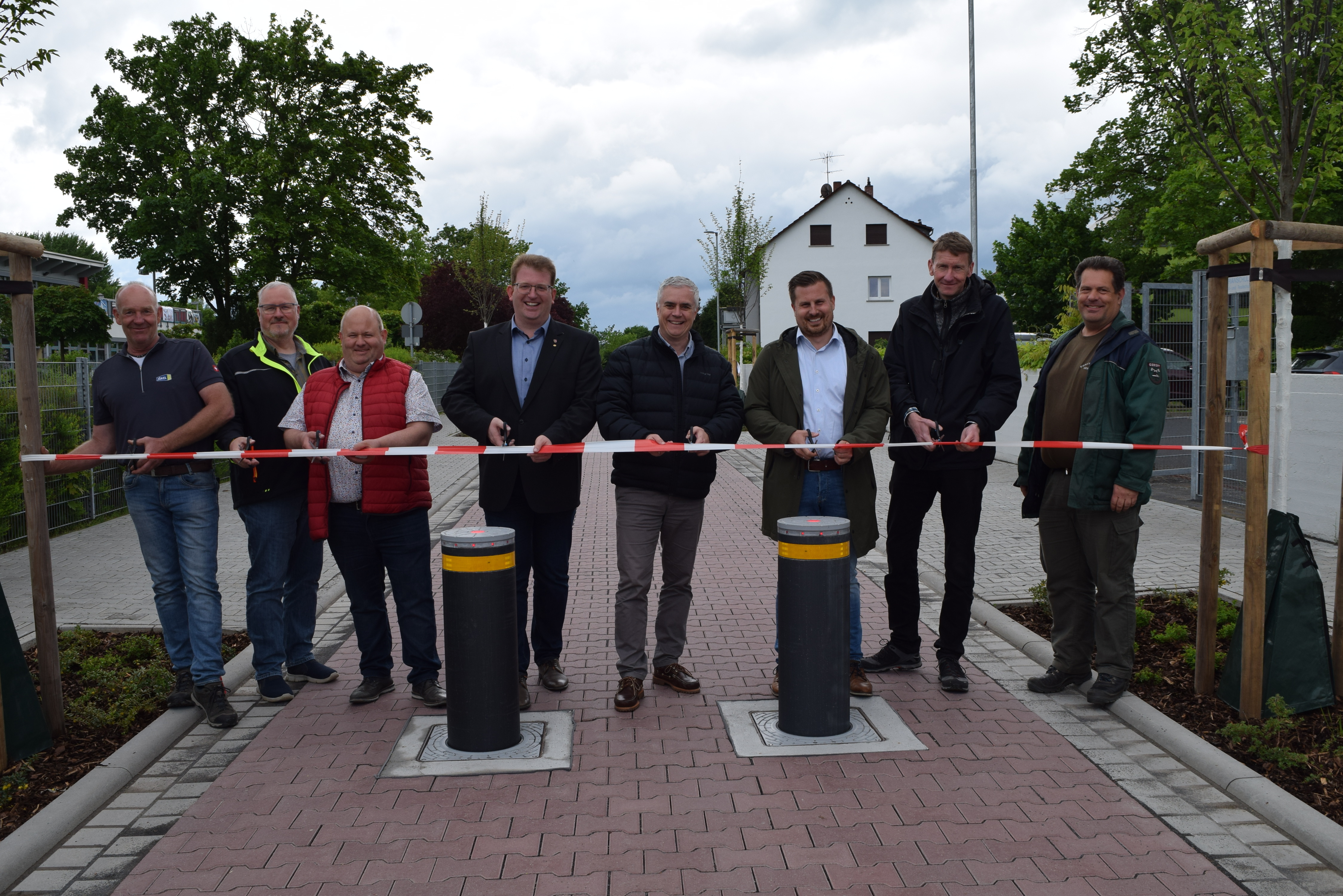 Vertreter der Baufirma, des Ingenieurbüros, der Stadtverwaltung mit Rathausspitze sowie des Gartenbaubetriebes
