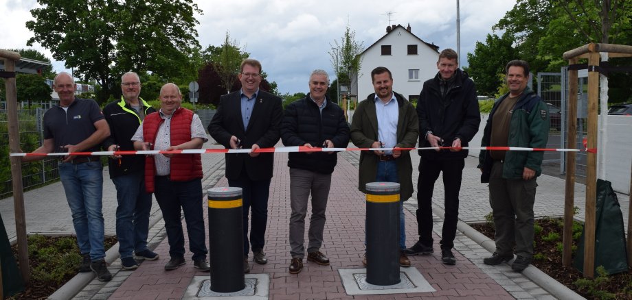 Vertreter der Baufirma, des Ingenieurbüros, der Stadtverwaltung mit Rathausspitze sowie des Gartenbaubetriebes