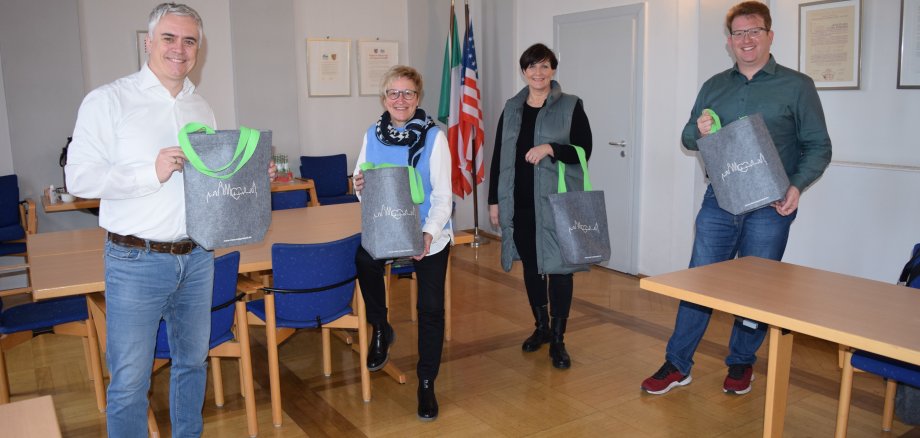 von links nach rechts: Bürgermeister Dr. Bastian, Monika Weber SeligenStadtMarketing, Kirsten Rüger, Taschendesignerin, Stadtrat Michael Gerheim