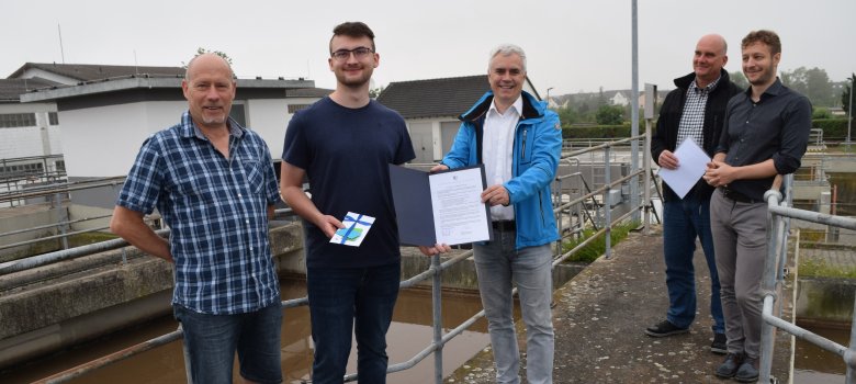von links nach rechts_ Ausbilder Klaus Wieland, Jan-Ole Kronenberger, Bürgermeister Dr. Bastian, die Stadtwerke-Betriebsleiter Stefan Falter und Patrick Herbert von links nach rechts_ Ausbilder Klaus Wieland, Jan-Ole Kronenberger, Bürgermeister Dr. Bastian, die Stadtwerke-Betriebsleiter Stefan Falter und Patrick Herbert