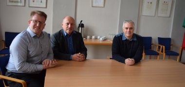 von links nach rechts_Erster Stadtrat Gerheim, Projektleiter Deutsche Glasfaser Jörg Blum, Bürgermeister Dr. Bastian