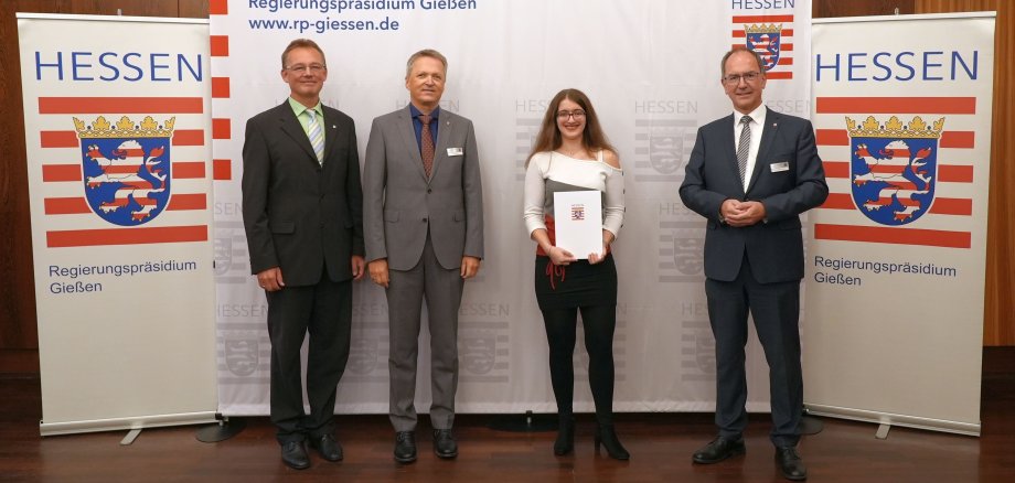 von links nach rechts Peter Erbe (Schulleiter des Hessischen Verwaltungsschulverbandes), Regierungsvizepräsident Martin Rößler, Tamara Völker, Regierungspräsident Dr. Chri