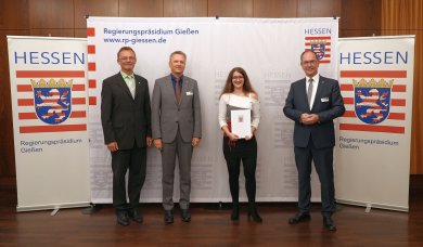 von links nach rechts Peter Erbe (Schulleiter des Hessischen Verwaltungsschulverbandes), Regierungsvizepräsident Martin Rößler, Tamara Völker, Regierungspräsident Dr. Chri von links nach rechts Peter Erbe (Schulleiter des Hessischen Verwaltungsschulverbandes), Regierungsvizepräsident Martin Rößler, Tamara Völker, Regierungspräsident Dr. Chri