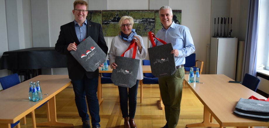 von links nach rechts_ Stadtrat Michael Gerheim, Monika Weber vom Stadtmarketing, Bürgermeister Dr. Bastian