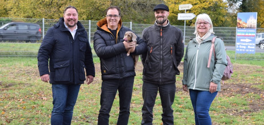 von links nach rechts_ Stadtrat Oliver Steidl, Bürgermeister Dr. Bastian mit seinem Dackel, Daniel Knop vom Grünflächenamt, Amtsleiterin Elke Schmitt von links nach rechts_ Stadtrat Oliver Steidl, Bürgermeister Dr. Bastian mit seinem Dackel, Daniel Knop vom Grünflächenamt, Amtsleiterin Elke Schmitt
